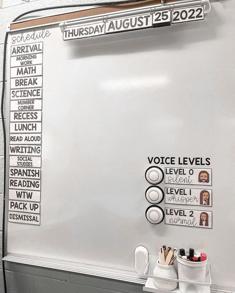 Whiteboards For Classroom, School White Board Ideas, Whiteboard Schedule Ideas, Class Whiteboard Organization, Classroom Shelf Organization, Teacher White Board Ideas Preschool, Teacher White Board Organization, Homeschool Whiteboard Ideas, Whiteboard Schedule