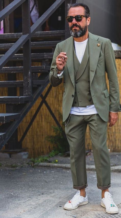 Men Suit Casual, Terno Slim Fit, Pitti Uomo Street Style, Suits And Sneakers, Men Over 50, Mens Fashion Blog, Mens Fashion Rugged, Best Mens Fashion, Green Suit