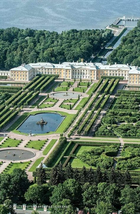 Peterhof Grand Palace. Russia بيوت ملكية, Peterhof Palace, Formal Garden Design, Dream Mansion, Palace Garden, Castle House, St Petersburg Russia, Formal Gardens, Beautiful Castles