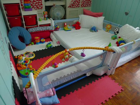 DIY Corporate Mom: Starting Play Early: DIY A Crawl Playground School Playroom, Cabin Basement, Baby Boy Room Colors, Baby Play Areas, Ladybug Baby, Diy Playroom, Infant Classroom, Baby Play Activities, Baby Playpen