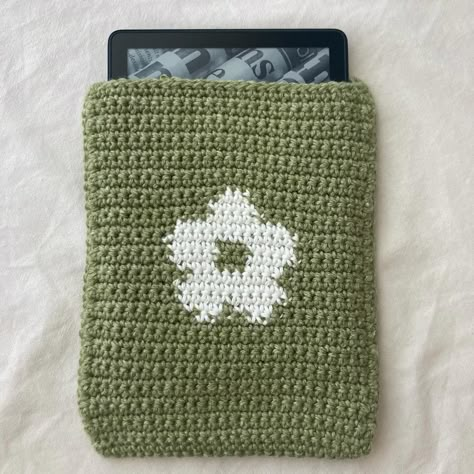 Green Flower Handmade Crochet Kindle Cover/Sleeve Shop Link in Bio #kindle #kindlecover #kindlesleeve #crochet #shoplocal #shopsmall #etsy #etsyshop #melbourne #ereader #booklover Crochet Presents, What To Crochet, Ereader Cover, Ipad Holder, Kindle Sleeve, Kindle Cover, Flower Handmade, Book Holder, Kindle Case