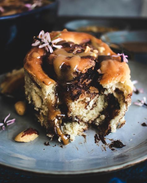 Vegan Snickers Cinnamon Rolls - The Delicious plate Snickers Cinnamon Rolls, Vegan Cinammon Buns, Vegan Chocolate Cinnamon Rolls, Vegan Orange Cinnamon Rolls, Fluffy Vegan Cinnamon Rolls, Butter Caramel Sauce, Raw Vegan Cinnamon Rolls, Vegan Aesthetic, Vegan Snickers