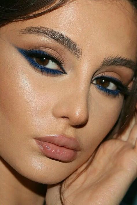 3 colores de delineador de ojos que restan años y ayudan a rejuvenecer el rostro Make Up Designs, Mekap Mata, Party Makeup Looks, Prom Eye Makeup, Eye Makeup Looks, Eye Makeup Pictures, Smink Inspiration, Makijaż Smokey Eye, Dope Makeup