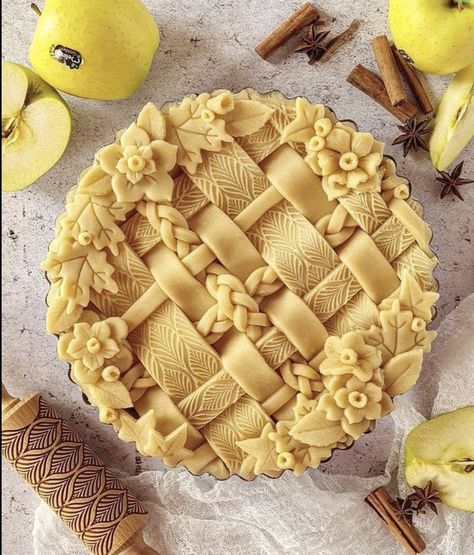 Apple Pie Designs, Garlic Mushroom Pasta, Creative Pie Crust, Pretty Pie Crust, Fancy Pie Crust, Pie Crust Art, Beautiful Pie Crusts, Creative Pies, Baked Dish