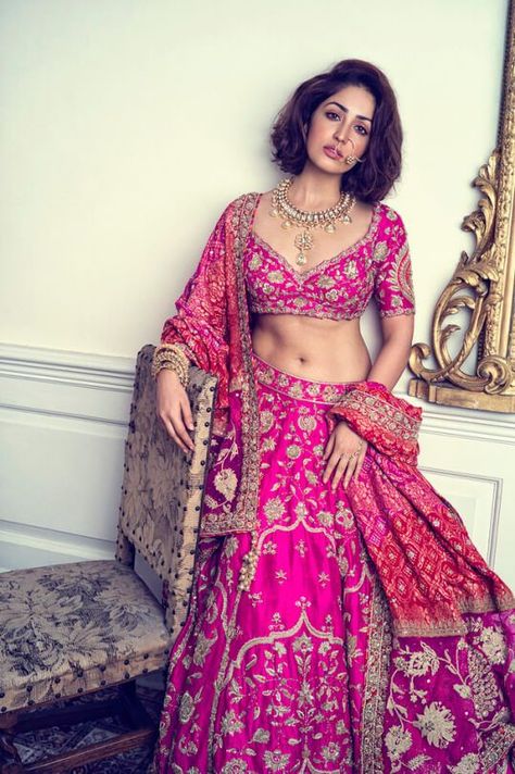 Embroidery Zardozi, Hairstyles For Indian Wedding, Cutdana Embroidery, Red Lehenga Choli, Leaf Fabric, Butterfly Net, Yami Gautam, Indian Fashion Trends, Scalloped Border