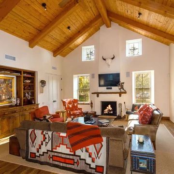 Southwest Living Room Ideas, Wood Cathedral Ceiling, Southwestern Decorating Living Room, Modern Southwest Living Room, Santa Fe Living Room, Southwest Decor Living Room, Southwestern Living Room Ideas, Modern Southwestern Decor, Southwest Interior Design