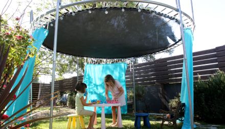 kriselkeeper | Trying to be a good mamma…a stylish mamma. My new canvas is my home, where I can experiment wildly, and my children, where I tread carefully. Old Trampoline Ideas Diy, Trampoline Fort, Diy Trampoline, Recycled Trampoline, Trampoline Ideas, Old Trampoline, Cool Swings, Backyard Trampoline, Backyard Camping