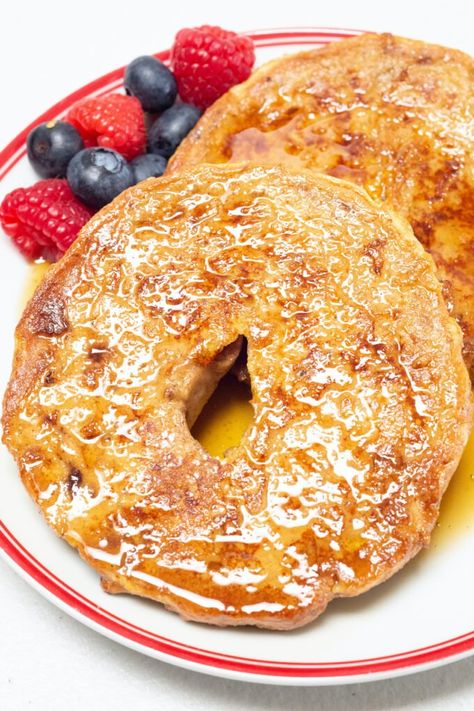 Your new favorite brunch and breakfast recipe will be bagel french toast! Bagel French Toast Bake, French Toast Bagel Recipe, French Toast Bagels, French Toast Bagel, Bagel French Toast, Creative Breakfast Recipes, Easy Breakfast Smoothies, Cookie Recipes For Kids, Creative Breakfast