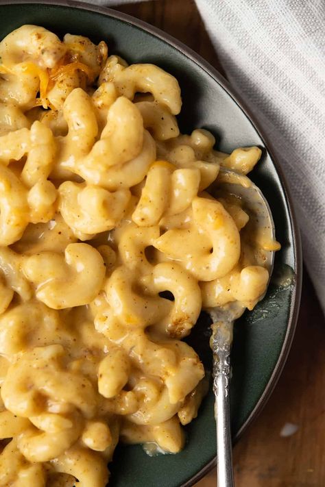 Curry Mac And Cheese, Spicy Dinner, Mac And Cheese Sauce, Greek Yogurt Chicken Salad, Yogurt Chicken Salad, Cheese Pasta Recipes, Curry Pasta, Cheddar Mac And Cheese, Spicy Dinner Recipes