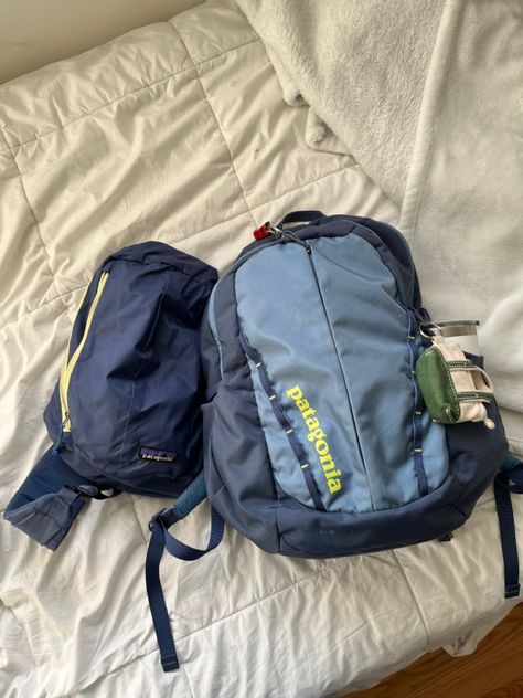 Patagonia bags Patagonia Bag, 대학생 스타일, Patagonia Backpack, Patagonia Bags, School Bag Essentials, Granola Girl, Pretty Bags, Essential Bag, Hiking Outfit