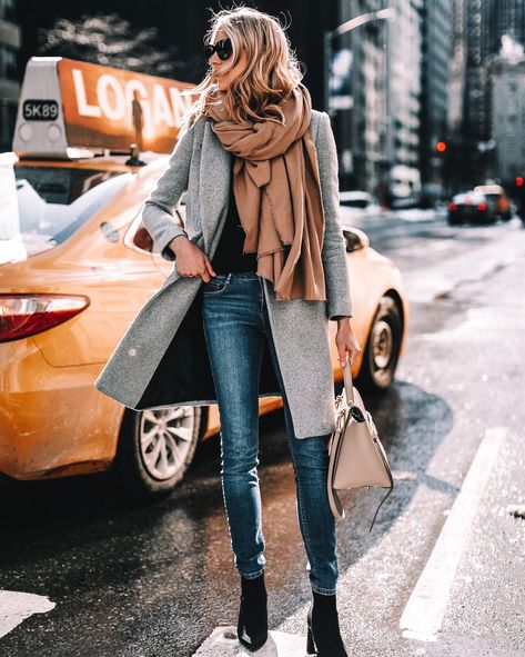 Fashion Jackson Wearing Grey Coat Camel Scarf Black Booties Winter Outfit Grey Coat Outfit, Mantel Outfit, Stylish Winter Coats, Fall Fashion Coats, Mode Tips, Stylish Winter Outfits, Chique Outfits, Scarf Outfit, Fashion Jackson