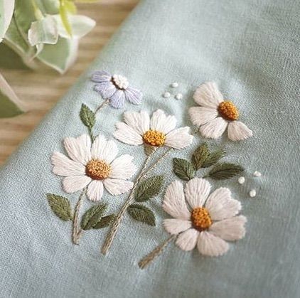 Large Embroidered Flowers, Hantverk Diy, Crewel Embroidery Kits, Handmade Embroidery Designs, Pola Sulam, Hand Embroidery Projects, Hand Embroidery Flowers, Embroidery Bags, Brazilian Embroidery