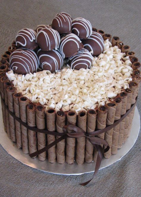 Over The Chocolate Cake Hill Bon O Bon, Chocolate Buttercream Cake, Buttercream Cake Designs, Chocolate Cake Designs, Chocolate Cake Decoration, Candy Cakes, Birthday Cake Chocolate, Dessert Cake Recipes, Birthday Cake Recipe