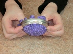 Fitting pin cushion parts into jar for fabric gluingring. Jelly Jar Crafts, Mason Jar Pin Cushion, Jar Pin Cushion, Mason Jar Sewing Kit, Repurpose Candle Jars, Portable Sewing Kit, Fat Quarter Sewing Projects, Diy Pin Cushion, Cushion Tutorial