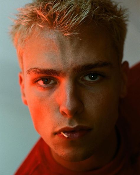 Bleached Hair Men, Mens Haircuts Short Hair, Mod Hair, Men Haircut Curly Hair, Men's Short Hair, Texas Roadhouse, Photographie Portrait Inspiration, Punk Hair, Mens Haircuts Short