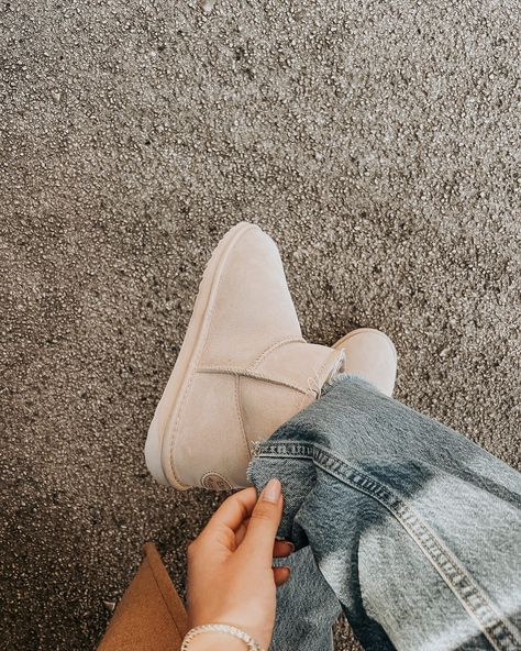 Cozy casual vibes with all new EMU AUSTRALIA ❄️ The all new STINGER MICRO is here to keep your feet warm all winter long with their Australian Sheep Skin lining 😍 Available in-store & online in Macadamia, Mauve Mist & Camel! Don't forget we offer free standard shipping Aus wide on orders over $100 ✈️ PLUS sign up to our mailing list to receive $15 OFF your first full priced purchase 🥳 📷@chiarafaiola #EMUAUSTRALIA #EMUSlippers #Slippers #UggBoots #WinterWarmer #WinterShoes #SheepSkinShoes... Australian Sheep, Plus Sign, 100 Plus, Emu Australia, Skin Line, Sheep Skin, Stinger, Winter Warmers, Mailing List