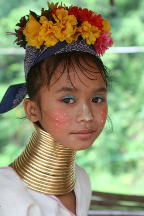 Popular beauty standards in other countries, by Janey Dike Myanmar Thanaka, Giraffe Neck, Travel To Thailand, Costumes Around The World, Beautiful Chokers, Ancient India, Makes You Beautiful, Asian Culture, Beauty Standards