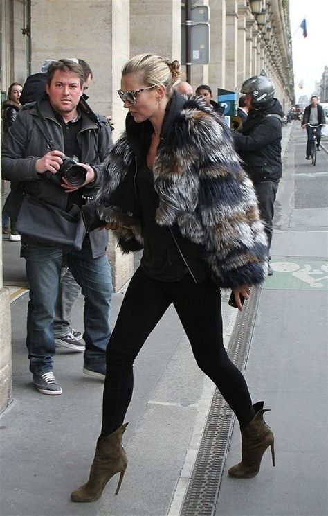 Street Style: Kate Moss | BeLighter English Lifestyle, Kate Moss Street Style, Moss Fashion, Kate Moss Style, Laura Bailey, Queen Kate, Super Models, High Heeled Boots, Poppy Delevingne