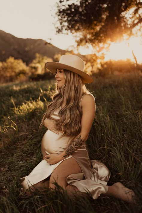 #pregnancy #momtobe #pregnancystyle #maternity #maternitystyle #photography #photoshoot Maternity Photo Shoot Ideas Western, Vaquera Maternity Shoot, Western Maternity Dress, Western Maternity Family Photos, Cowboy Themed Maternity Shoot, Maternity Hairstyles, Honey Editorial, Farm Maternity Shoot, Cowboy Hat Maternity Pictures