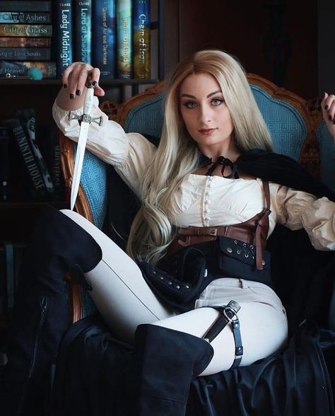 Throne Of Glass Cosplay, Throne Of Glass Books, Wink Wink, Throne Of Glass Series, Throne Of Glass, Sarah J Maas, Cosplay Ideas, Art References, Costume Ideas