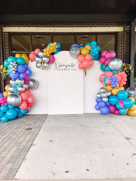 Wooden arch walls and balloon garlands! Wooden Arch Backdrop, Colorful Balloon Arch, 70s Party, Wooden Arch, Arch Backdrop, Big Balloons, Happy Birthday Balloons, Balloon Backdrop, Party Background