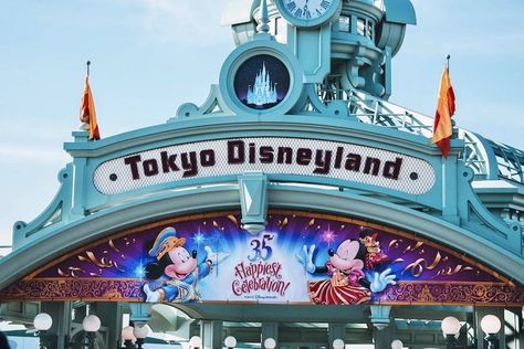 Why is Japan Great for Families? Tokyo Picture, Disneyland Guide, Beast's Castle, Disney Tokyo, Tokyo Disneysea, Japan Destinations, Visit Tokyo, Disney Japan, Sleeping Beauty Castle