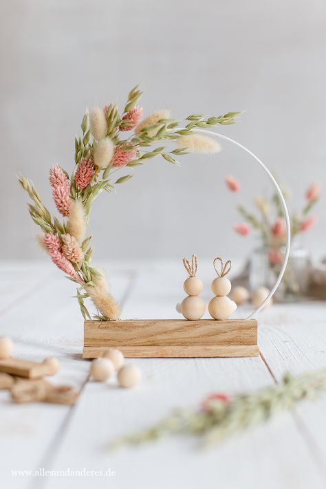 DIY: Osterdekoration mit Trockenblumen und Holzhasen | Alles und Anderes Decoration Easter Ideas, Cute Spring Decor, Diy Mini Decor, Diy Wooden Decorations, Spring Ideas Decoration, Spring Diy Decorations, Easter Decorations Paper, Spring Wood Crafts To Sell, Spring Crafts To Sell