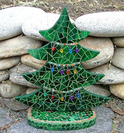 Faux Mosaic Christmas Tree // ellen hutson Mosaic Christmas Tree, Mosaic Christmas, Christmas Mosaics, Tree Mosaic, Mosaic Tiles Crafts, Window Crafts, Mosaic Pots, Mosaic Madness, Mosaic Art Projects