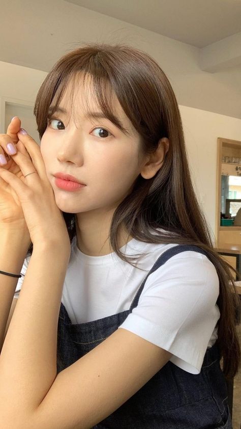 Square Wispy Bangs, Bangs For Round Shaped Face, Wispy Bangs Medium Hair Straight, Light Bangs With Medium Hair, Light Bangs For Round Face, Layered Hair With Light Bangs, Bangs With Medium Hair Asian, Light Bangs Straight Hair, Korean Wispy Bangs Round Face