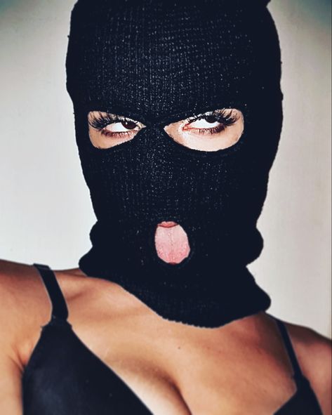 ski mask inspo Girl Gangster, Gangster Clown, Covered Face, Mask Video, Ski Masks, Girls Ski, Mask Aesthetic, Gangster Girl, Mask Girl