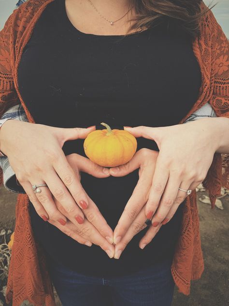 Pumpkin Maternity Photos, Fall Maternity Shoot, Maternity Photography Fall, Fall Maternity Pictures, Photo Shoot Poses, Pregnancy Announcement Pictures, Baby Bump Photoshoot, Pregnancy Photo Shoot, Fall Maternity Photos