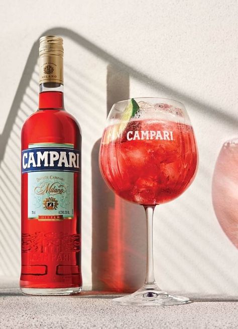 Negroni Cocktail Recipe, Campari Cocktail, Campari Spritz, Gin Tonic Recipe, Campari Cocktails, Cocktail Pink, Alcoholic Drinks Pictures, Best Mixed Drinks, Negroni Cocktail