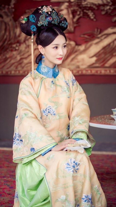 Qing Dynasty Clothing Woman, Chinese Historical Fashion, Chinese Clothing Traditional, Qing Dynasty Clothing, Zhen Huan, Chinese Dynasty, Dynasty Clothing, Ancient Dress, Ruyi's Royal Love In The Palace