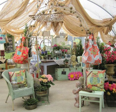 Vintage Booth Ideas, Flea Market Booth Ideas, Flea Market Displays, Vintage Market Booth, Market Booth Ideas, Craft Booths, Flea Market Ideas, Craft Show Booths, Antique Booth Displays