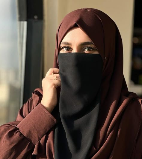 Abaya Girls Dpz, Woman Hijab Aesthetic, Hijabi Girl Dpz, Naqab Design, Naqab Design Muslim, Hijabi Girl Dp, Niqab Eyes, Wallpaper Ramadhan, Niqabi Girl