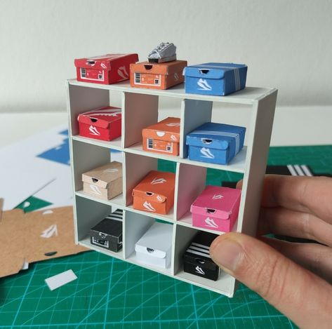 Mini sneaker shoe boxes.  There is a blank template for free, but you have to pay for the pre-printed ones.  You can adjust the scale. Mini Room, Doll Miniatures, Paper Dolls Diy, Dollhouse Printables, Diy Doll Miniatures, Polymer Clay Mold, Barbie Shoes, Doll Diy, Shoe Boxes