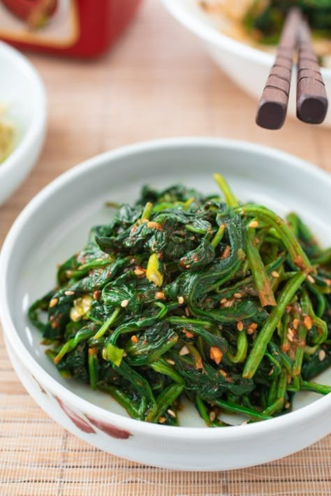 Namul Recipe, Korean Spinach, Spinach Side, Koreansk Mad, Korean Food Side Dishes, Spinach Side Dish, Ground Beef Lunch, Beef Snacks, Wok Cooking