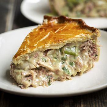 COTTAGE PIE WITH BLUE CHEESE MASH - TOM KERRIDGE Mushroom Pastry, Pie Business, Chicken And Ham Pie, Ham And Leek Pie, Pies Savory, Kidney Pie, Chicken And Leek Pie, Pastry Dishes, Tom Kerridge