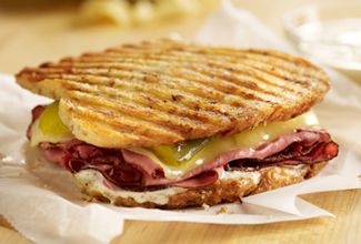 Pastrami Panini, Best Panini Recipes, Pastrami Sandwich Recipe, Pressed Sandwiches, Sandwich Inspiration, Dijon Sauce, Panini Sandwich, Panini Recipes, Pastrami Sandwich