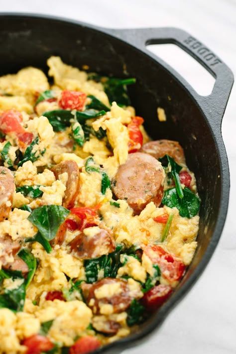 Breakfast Scramble, Office Food, Menu Sarapan Sehat, Italian Sausage Recipes, Skip Breakfast, Kale And Spinach, One Skillet, Sausage And Egg, Boiled Egg