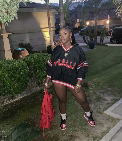 Freaknik 90s Party Outfit Ideas, Baddie Birthday Outfit Spring, 23 Jordan Year Birthday Outfits, Jersey Party Outfit Black Women, Jersey Outfit Aesthetic 90s, Freaknik Jersey Outfit, Jersey Theme Party Outfit, 90s Fashion Outfits Jerseys, 2000s Jersey Outfit Women