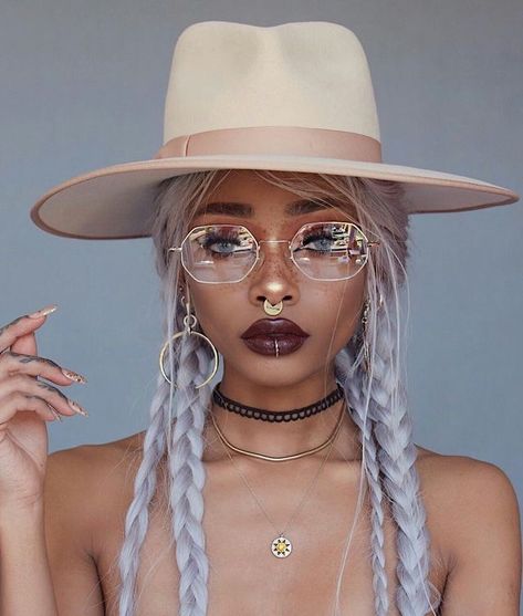 Spiderbite Piercings, Septum Gold, Nyane Lebajoa, Tekken 2, Septum Piercing Jewelry, Portrait Creative, Photographie Portrait Inspiration, Kawaii Hairstyles, Septum Jewelry