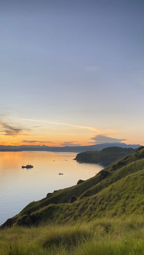 Panorama alam yang terletak di Labuan  Bajo, Pulau Padar. Labuan Bajo Aesthetic, Place Aesthetic, Manifesting 2024, Labuan Bajo, Passport Pictures, Aesthetic Lockscreens, Labuan, Aesthetic Picture, Beautiful Places In The World