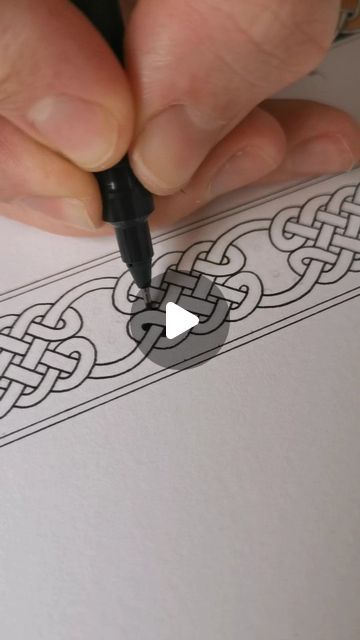 Celtic Knot Border Design, Decorative Letters Drawing, Celtic Knot Tutorial Step By Step, Zen Drawing Ideas, Kolrosing Pattern, How To Draw Patterns, Celtic Knots Diy, Keltic Knot, Celtic Borders