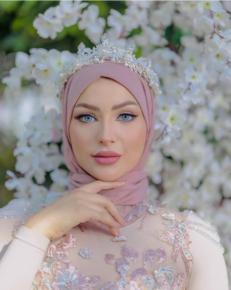 Hijab Crown, Tiara On Hijab, Hijab With Tiara, Hijab With Headpiece, Hijab Queen Pic, Hijab With Crown Wedding, Suit Pin, Signature Ideas, Outfit Hijab