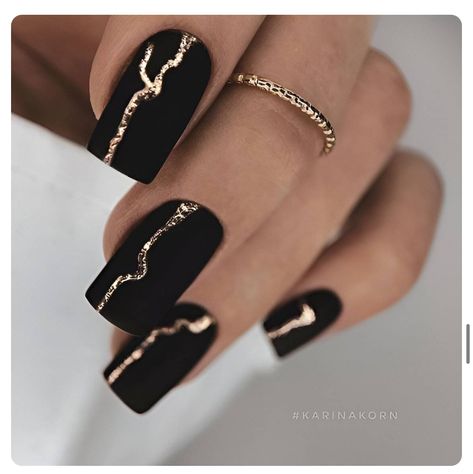 Classy Black Nails, Black Gold Nails, Bridesmaids Nails, Matte Black Nails, Gold Nail, Her Nails, Black Nail Designs, Black Nail, Minimalist Nails