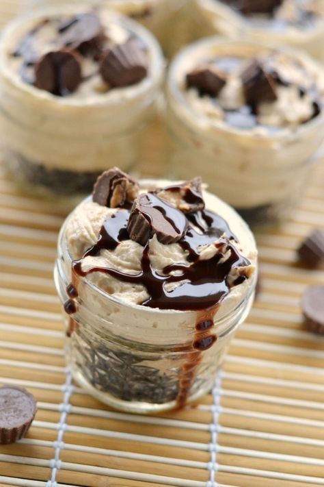 Individual Peanut Butter No-Bake Cheesecakes - a decadent dessert recipe worthy of serving guests. Cream Cheese Desserts Easy, Mason Jar Desserts Recipes, Desserts No Bake, Holiday Cheesecake, Italian Desserts Easy, Cheesecake Caramel, Mason Jar Desserts, Viral Recipes, No Bake Pumpkin Cheesecake