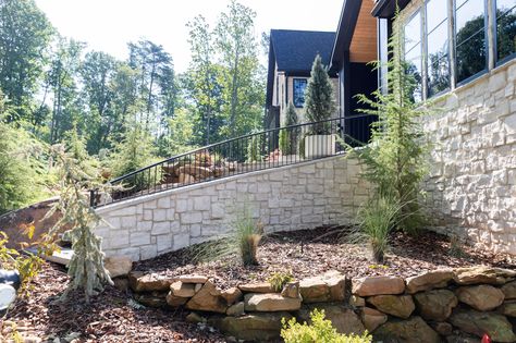 Retaining walls are not just functional structures that prevent soil erosion and create level ground, they can also be a way to transform your yard. Explore our stone veneer retaining wall ideas to elevate your landscape. Stone Retaining Wall Ideas, Horizon Stone, Retaining Wall Patio, Retaining Wall Ideas, Stone Walls Garden, Soil Erosion, Craftsman Cottage, Stone Retaining Wall, Side Yards