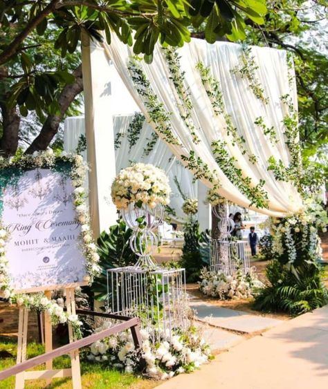 Lawn Engagement Decoration, Entry Gate Decoration Wedding Outdoor, Engagement Gate Decoration, Indian Wedding Entry Decor, Nikkah Decor, Simple Entry, Wedding Entry, Wedding Walkway, Indian Wedding Decorations Receptions