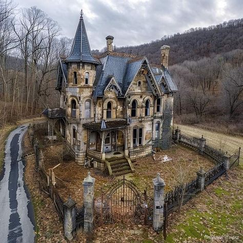 Unique Homes Interior, Victorian Castle Exterior, Gothic Architecture House, Old Victorian Homes, Old Abandoned Buildings, Forest Sounds, Weekend Camping, Abandoned Things, Monster House